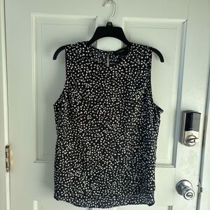 (3/$25) BANANA REPUBLIC Black and White Printed Sleeveless Blouse Size L